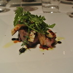 リストランテ カノフィーロ - 江別産純血黒豚肩ロース肉のグリーリア　野生種のルーコラと根セロリ