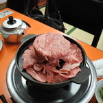 米久本店 - テーブルにセットされたお肉、２人前上肉