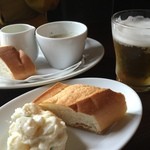 マルゴ ファイブ - 2016/02 パン＆カリフラワーのポタージュ、パン＆小さな前菜とランチビール 300円