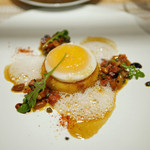 SUGALABO - 土佐ジローの卵を使った目玉焼き、下にポレンタを炊いて少し揚げたもの、松の実のロースト、トリュフ、生姜、焦がしバターと和えて