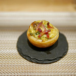 SUGALABO - ベーコンと玉葱、ふきのとう、春菊をいれた小さなキッシュ