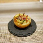 SUGALABO - ベーコンと玉葱、ふきのとう、春菊をいれた小さなキッシュ