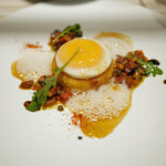 土佐ジローの卵を使った目玉焼き、下にポレンタを炊いて少し揚げたもの、松の実のロースト、トリュフ、生姜、焦がしバターと和えて