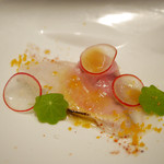 １本釣りの良質な"関ぶり"のアミューズ