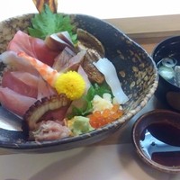 鮨あら井 - 海鮮丼 ２０００円(税別)  確認出来ただけでも骨せんべいまで入れて２０種類載せ。お澄ましにはカマスの焼いた頭入り。
