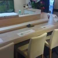 鮨あら井 - 素木のカウンター席に気分の上がる素敵なお鮨屋さん。