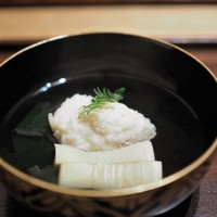 神楽坂 石かわ - 椀物　帆立真丈　早堀り筍　わかめ
                