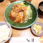 とん清 - 生姜焼定食（￥950）。大振りの豚ロースが3枚、ごはんの量と丁度マッチ