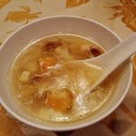 老香港酒家京都 - 塩味ベースのとろみのあるスープ！！具材は、刻み揚げ、豆腐、なめこ、卵など～♪(^o^)丿