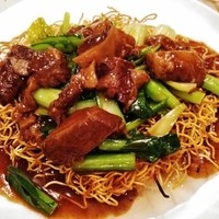 老香港酒家京都 - 『牛バラ肉の焼きそば(スープ付)』！！良く煮込まれて味が浸み込んだ牛バラ肉と小松菜を炒め 醤油餡で絡めたもの～♪(^o^)丿
                
                