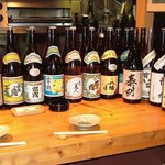 暖 - カウンターの端には沢山のお酒が並んでいます。