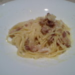 トラットリア イル シレーネ - イタリア産パンチェッタのカルボナーラ