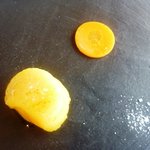 MAISON LAFITE - 真空減圧されサフラン風味の帆立、とオレンジ風味のキャロット 
      帆立は生に近いですが、甘味があり美味しいですよ。 