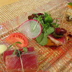 和モダンフレンチたかはし - 自家製ゴの鴨燻製とマンゴのビンチョス、鱈のエスカベーシュ、プティサラダ添え、鮪のマリネ、キャビア添え