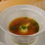 和モダンフレンチたかはし - トマトとサフラン風味のスープ、海老芋のビューレ入り、万能ねぎ添え