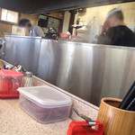 大福ラーメン - 厨房方向。仕切りが有って全然中が見えない。(^^: