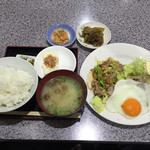 Yoshida Okonomiyaki - 焼肉(豚肉)定食 750円