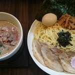 麺社さるいち 関店 - 辛つけ麺全部のせ(大盛無料)1100円