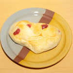 47739045 - いちごミルク（￥150）。練乳風味でやさしい、パンとしてはありそうでない味