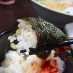 横浜家系ラーメン 魂心家 - そして豆板醤を塗り、スープに浸した海苔で巻く！これぞ家系の楽しみ方。