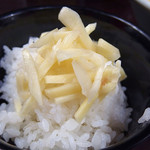 横浜家系ラーメン 魂心家 - ライスにはまず卓上刻みショウガ。