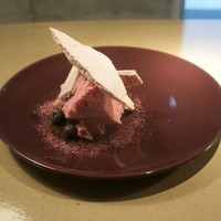 クラフタル - ブラックベリーのムース。ブラックベリーのシフォン、メレンゲ、パウダー、冷たいムース。