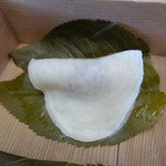 長命寺 桜もち - 2016.2葉っぱを一枚剥がしたところ。。。