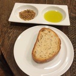 サラマンジェ ド ヨシノ - オリーブオイル（右）とデュカ（左）