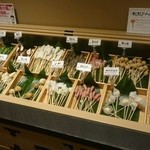 Kushiya Monogatari - セルフで一口サイズの串を選んでテーブル席へ！