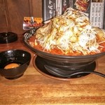 男気らーめんアカギ - 赤醤油らーめん普通盛(麺200g)¥700
+大盛(麺100g¥150×３)=¥450
+肉アカギ盛¥300
+極太メンマ¥100
+刻みネギ盛¥100
+つけたま¥70
=¥1.720-¥270横側