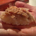 鎌寿司 - 「煮蛤」の握りは手渡しで、フワフワです。