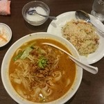 龍 刀削麵 - 担々刀削麺と半炒飯のランチ