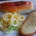 Umeda - ドックとフランスパンとスパゲッティサラダ