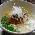 愛ごや - 台湾金嘉そば、器の縁に傾斜がかかっています