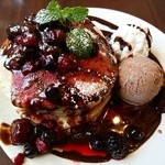 セルフィユ軽井沢カフェ - チョコとミックスベリーのＷソースパンケーキ