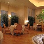 アロマフレスカ - 中央のフラワーアレンジメントを取り囲むように並べられたテーブル席は全7卓