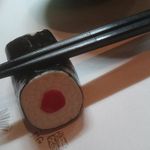 箸置きは鉄火巻。お隣さんはカッパ巻きでした。