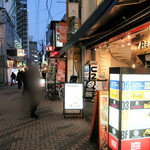 レッドロック 京都六角通り店 - 手前右が｢レッドロック｣。鰻｢かねよ｣の並びです
