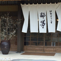 伊勢宮川の里 鄙茅 - 店先には梅の花が活けられていました