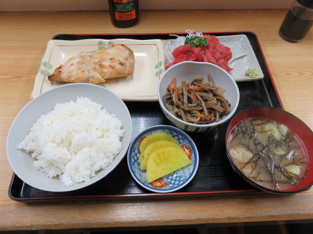 青森駅前のグルメ朝7時から新鮮活ホタテが食べれる「おさない食堂」居酒屋・宴会・ランチ・観光におすすめ・おいしいと口コミ人気>