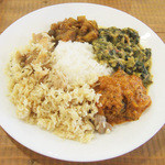 ヴェヌス サウス インディアン ダイニング - ランチビュッフェ(1000円) この日はチキンビリヤニ、マラバールフィッシュカリー(鯖)、ほうれん草と豆のカレー、ごぼうとひよこ豆のカレー