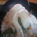 梅花亭 - 綺麗な天然鯛の刺身が２切れ