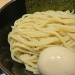 舎鈴 - 得製海老つけめんの麺アップ