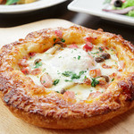 Bacon and soft-boiled egg pieza