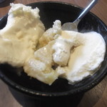 焼肉じゅうじゅうカルビ - デザートのアイスクリーム。中から、温かくて甘い、薩摩芋が出てきました。