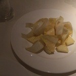 コート ドール - パイ包みに添えられたアンディーブとリンゴのサラダ