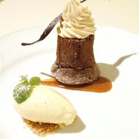 アシエット - ランチコース 3564円 のモワローショコラ ヴァニラアイス添え