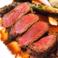 アシエット - ランチコース 3564円 の蝦夷鹿ロース肉のポワレ ピンクペッパーソース