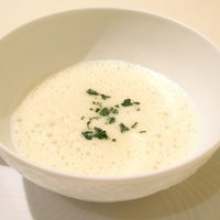 アシエット - ランチコース 3564円 の青森産にんにくのポタージュ