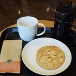 スターバックス・コーヒー - グアテマラアンティグアプレス＆ホワイトチョコレートマカダミアクッキー